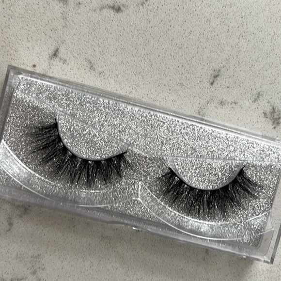 NEW! False Lashes - Picture 3 of 3